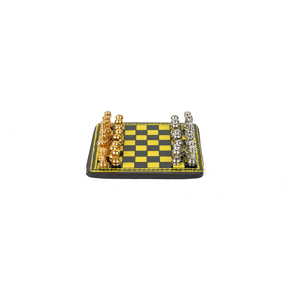 Miniature magnetic chess set - 1980s