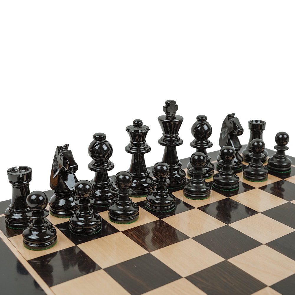 Longwall lacquered chess pieces: Staunton style in a weighted black/green lacquered boxwood