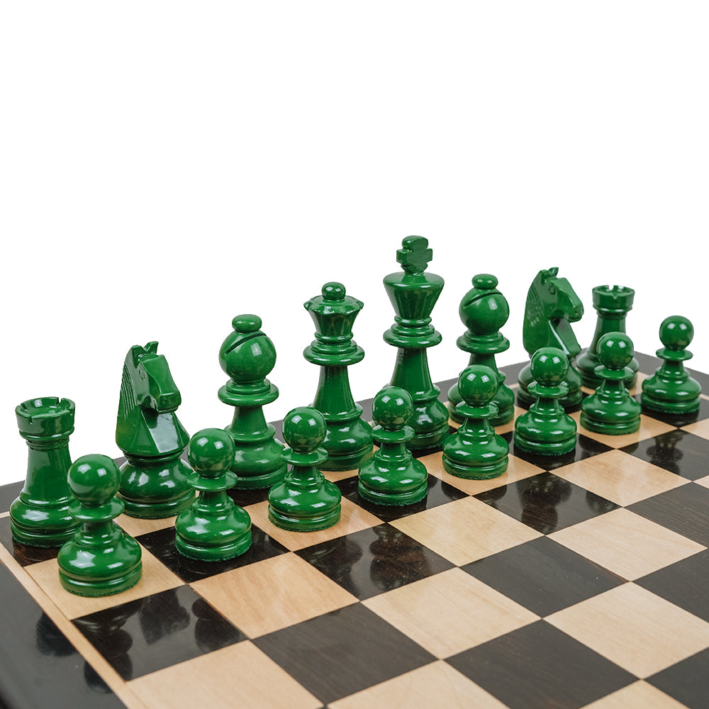 Longwall lacquered chess pieces: Staunton style in a weighted black/green lacquered boxwood