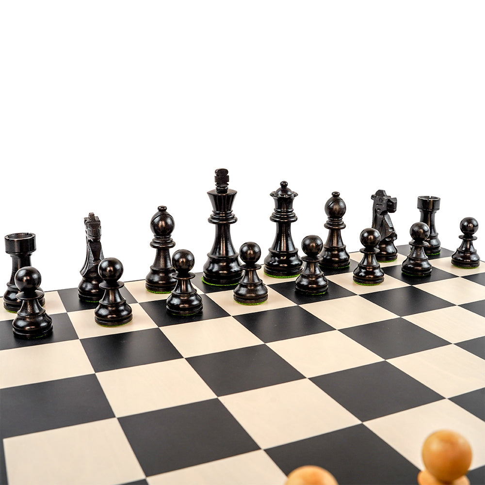 Kellogg chess pieces: Staunton style in natural and black boxwood